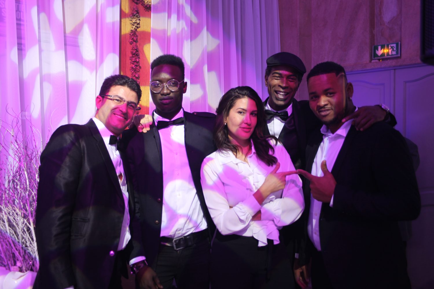 L'orchestre Black Cats Singers au complet en tenue de scène
