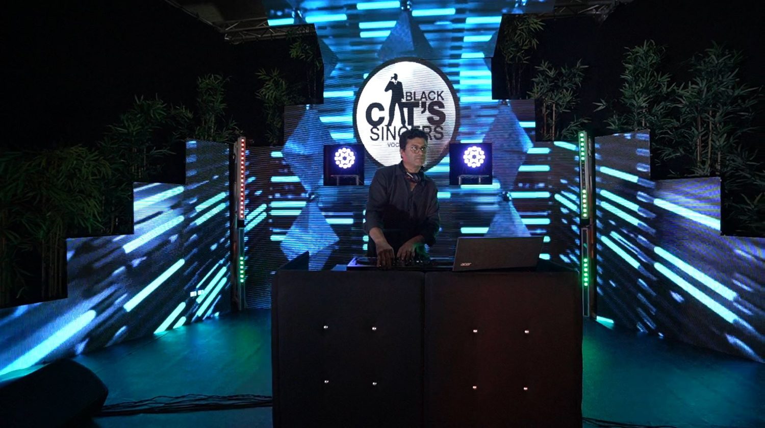 DJ set Black Cats Singers avec décor lumineux LED