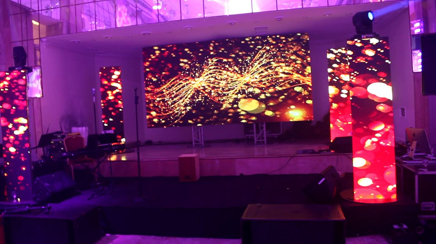 Scène et mur d'images LED installés pour une soirée à Paris