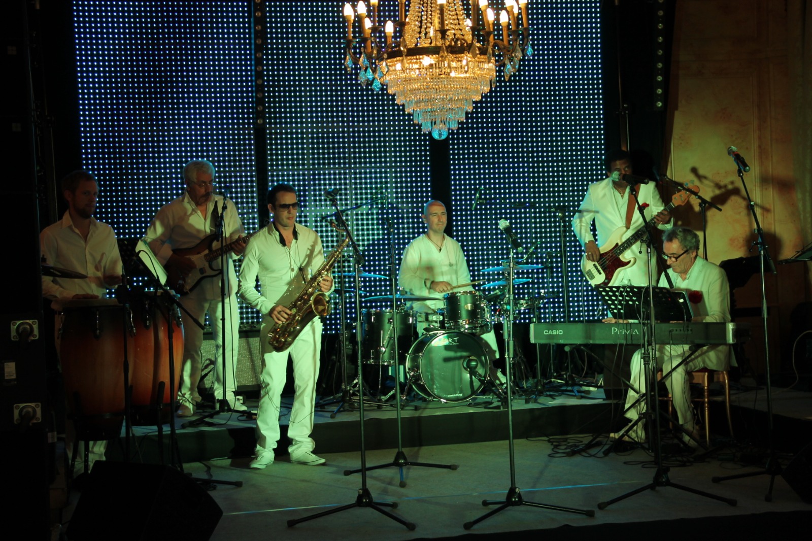Eric Sebag et les musiciens de Black Cats Singers en tenue de scène