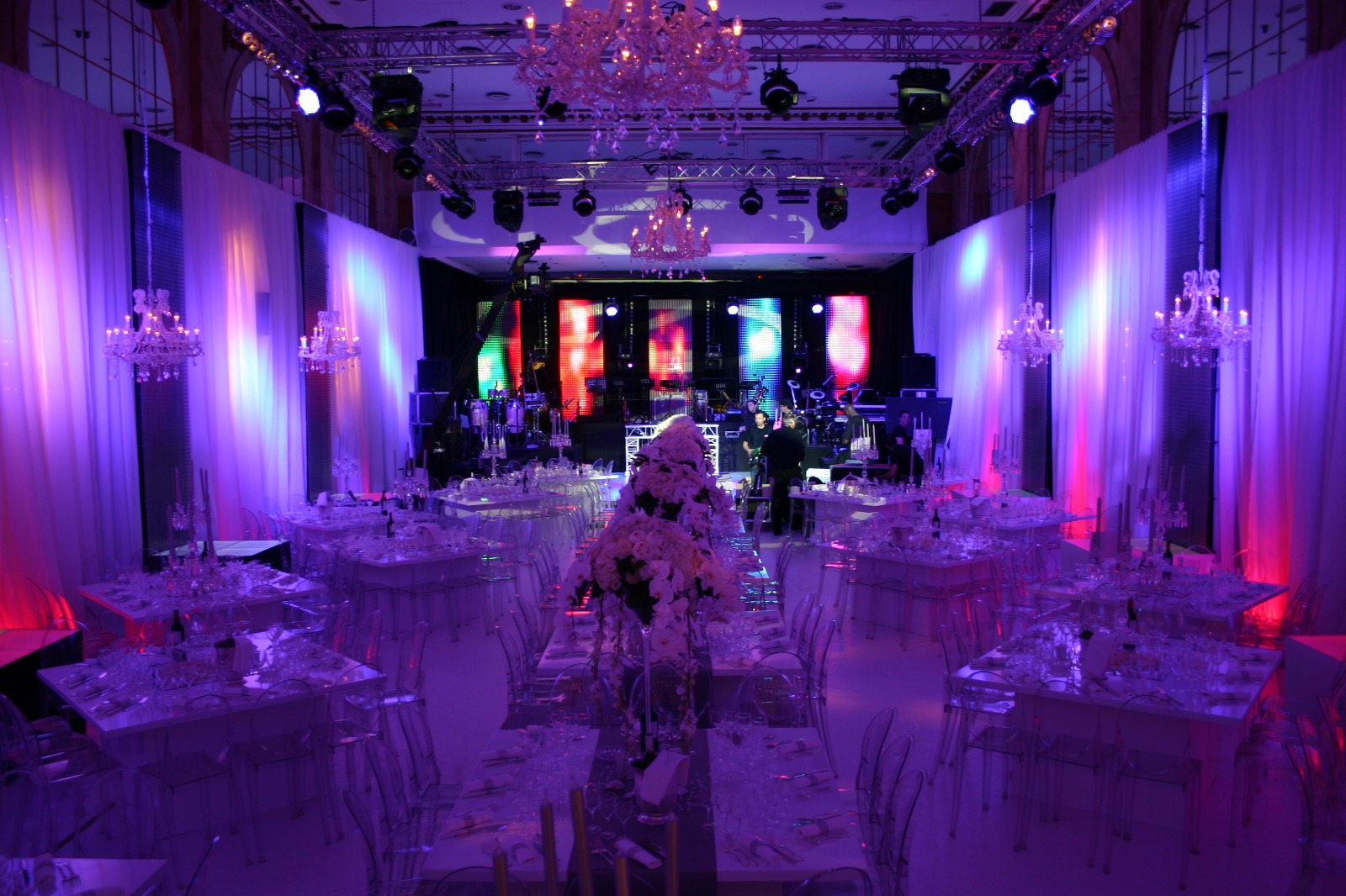 Soirée événementielle et mariage animés par un orchestre live à Paris, salle de réception prestige